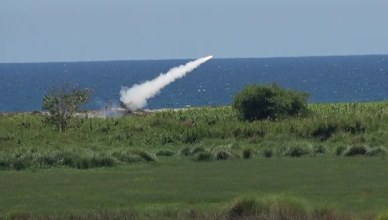 菲美代號「肩並肩」聯合軍事演習，27日在呂宋島面向南海的海軍基地，舉行防空暨飛彈防衛項目的演訓。圖為美軍陸戰隊的整合防空系統（MADIS）向空中目標發射飛彈。 (圖：中央社)