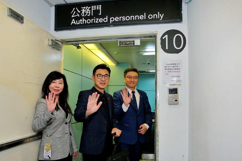 立法院副院長江啟臣（中）27日晚間率團訪美，江啟臣表示，希望爭取對雙方都有利，特別是產業界關心相對較低的關稅。圖左為民眾黨立委林憶君，右為國民黨立委張智倫。 (圖：中央社)