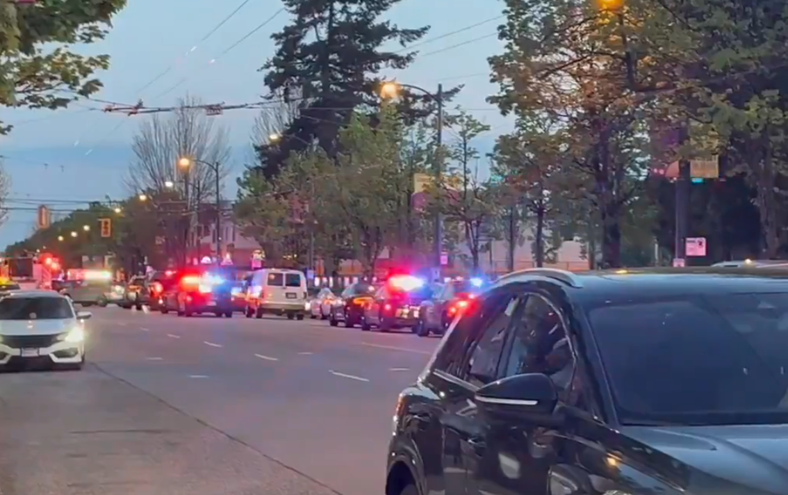 加拿大西部城市溫哥華（Vancouver）街頭慶典發生汽車衝撞人群的事件。（擷取自X平台影片）