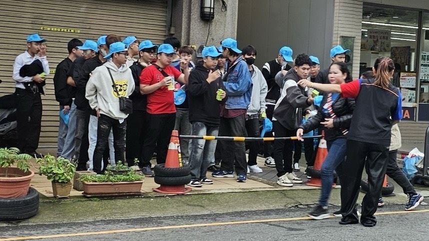 國民黨舉行426集會，疑有一批越南移工戴著寫有國民黨立委鄭正鈐名字的帽子前往凱道，被外界質疑動員移工。(圖取自林志潔臉書)