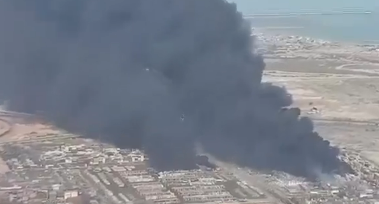 伊朗南部的希德拉賈伊港(Shahid Rajaee)26日發生威力強大的爆炸，濃濃黑煙直衝天際。(x平台/@TankerTrackers)