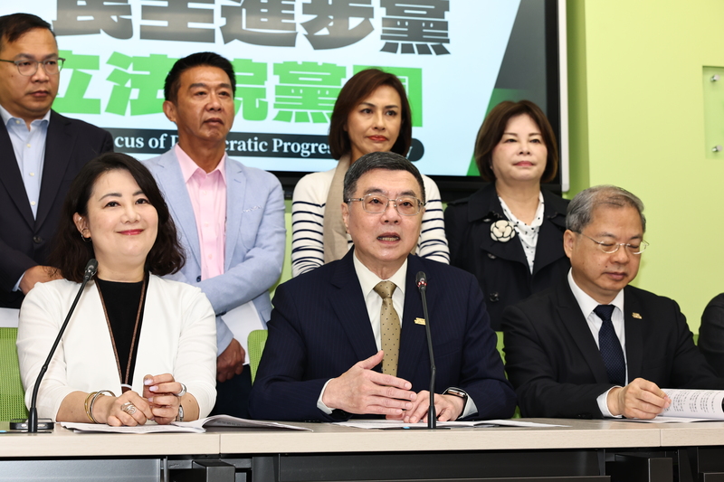 行政院會24日通過規模新台幣4100億元的特別條例草案，行政院長卓榮泰（前中）28日赴民進黨立法院黨團說明，盼能獲得支持。中央社記者翁睿坤攝  114年4月28日 (圖：中央社)