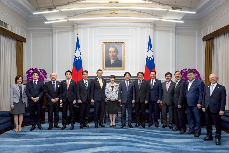 總統賴清德（右7）28日接見日本前經濟安全保障擔當大臣高市早苗（左7）一行，感謝日本政府在重要國際場合多次強調台海和平穩定的重要性。(總統府提供/中央社)