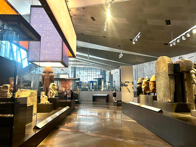 大埃及博物館主展廳於2024年10月開放試營運。主展廳以系統化方式，橫跨歷史朝代4個時期，從社會、王權和信仰3大主題，切分為12個分區廊廳，共展示1萬5000件文物。 (圖：中央社)