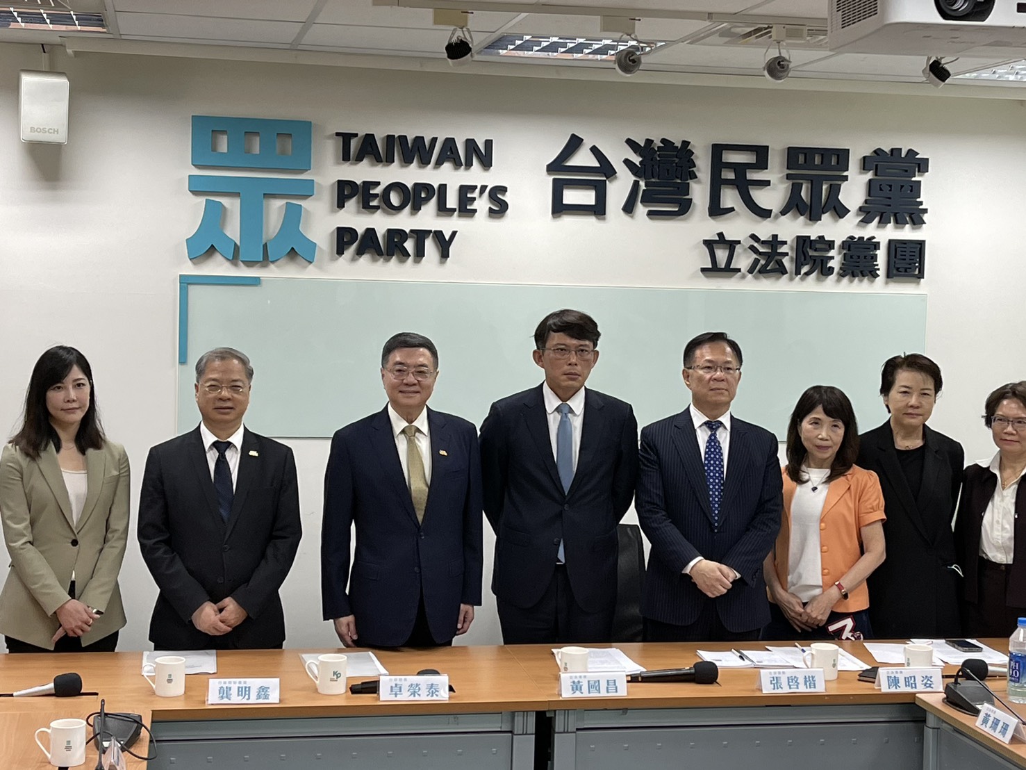 行政院長卓榮泰28日率團隊拜會立法院台灣民眾黨團。(鄭佑漢攝)