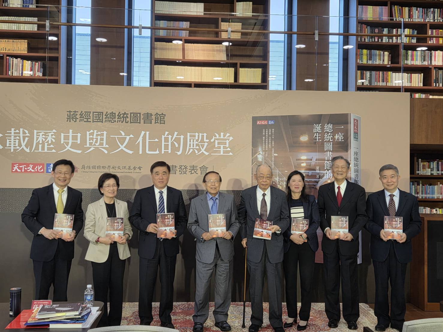 遠見天下文化28日舉行《一座總統圖書館的誕生》新書發表會，該書由資深媒體人夏珍(右三)撰寫，為台灣首座總統圖書館，從無到有做了真實紀錄。(江昭倫 攝)