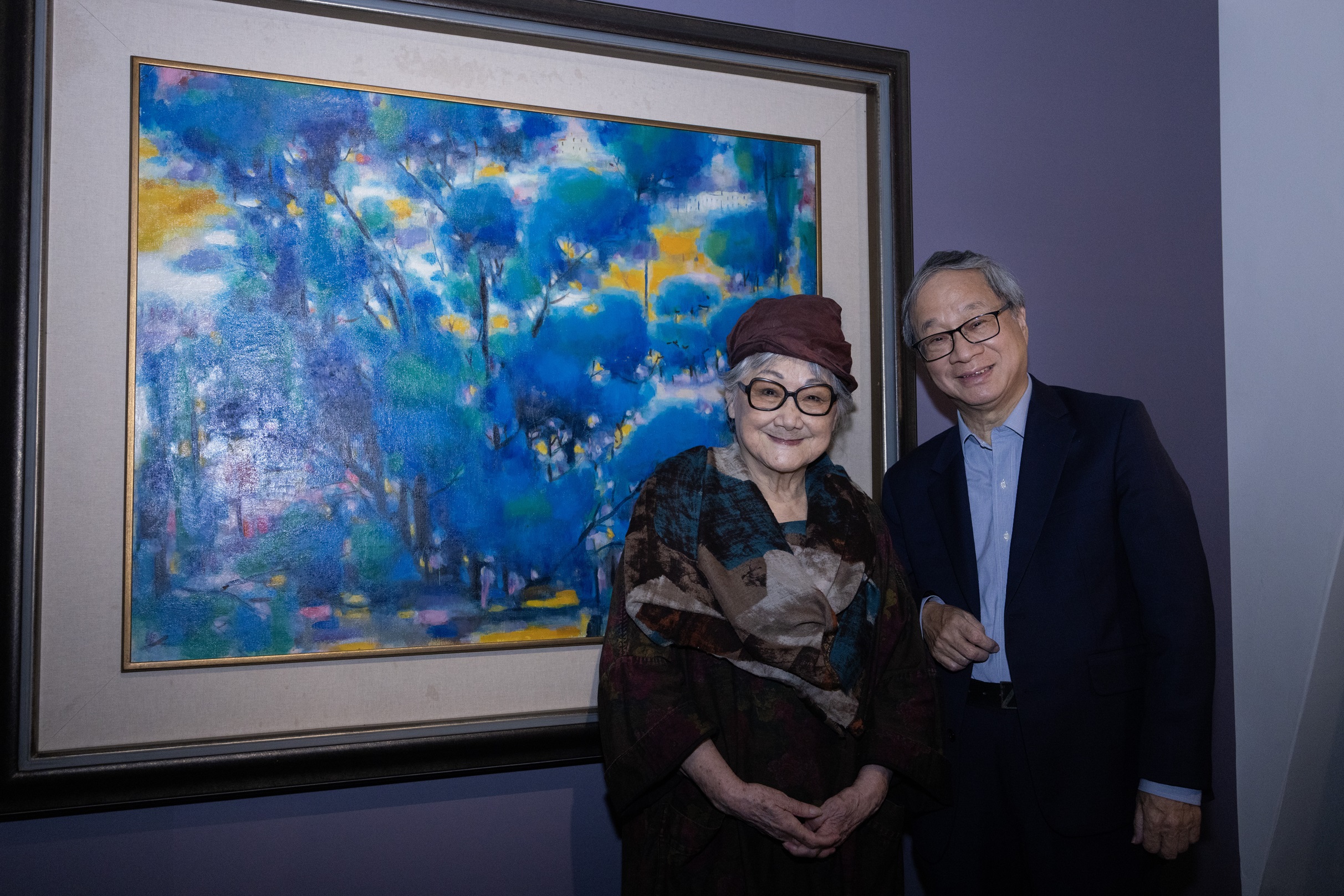 國立歷史博物館28日舉辦「鍾桂英特展」，向戰後第一代女性藝術家致敬。文化部長李遠(右)盛讚94歲鍾桂英(左)的一生充分展現客家女性的韌性，其創作更蘊含豐沛生命力。(文化部提供)