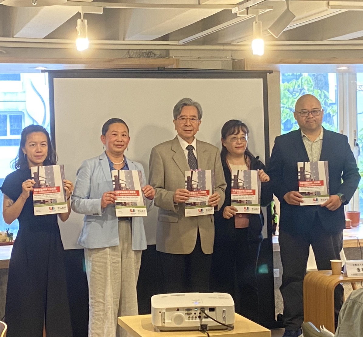 台灣亞洲交流基金會今天(28日)舉辦台日韓移工政策比較報告書發布會，台亞會董事長蕭新煌(中)、台亞會執行長楊昊(右1)、勞動部勞發署跨國勞動力管理組第三科科長于曉秋(右2)、報告書撰稿人、WBI執行長凌怡華(左2)以及專員林姝函(左1)合影留念。(陳念宜 攝)