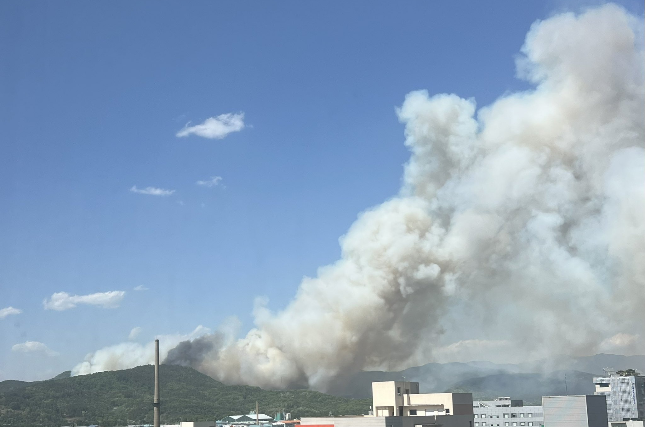 南韓再遭野火侵襲，大邱逾1200居民緊急撤離。(X平台@rararanananan12)