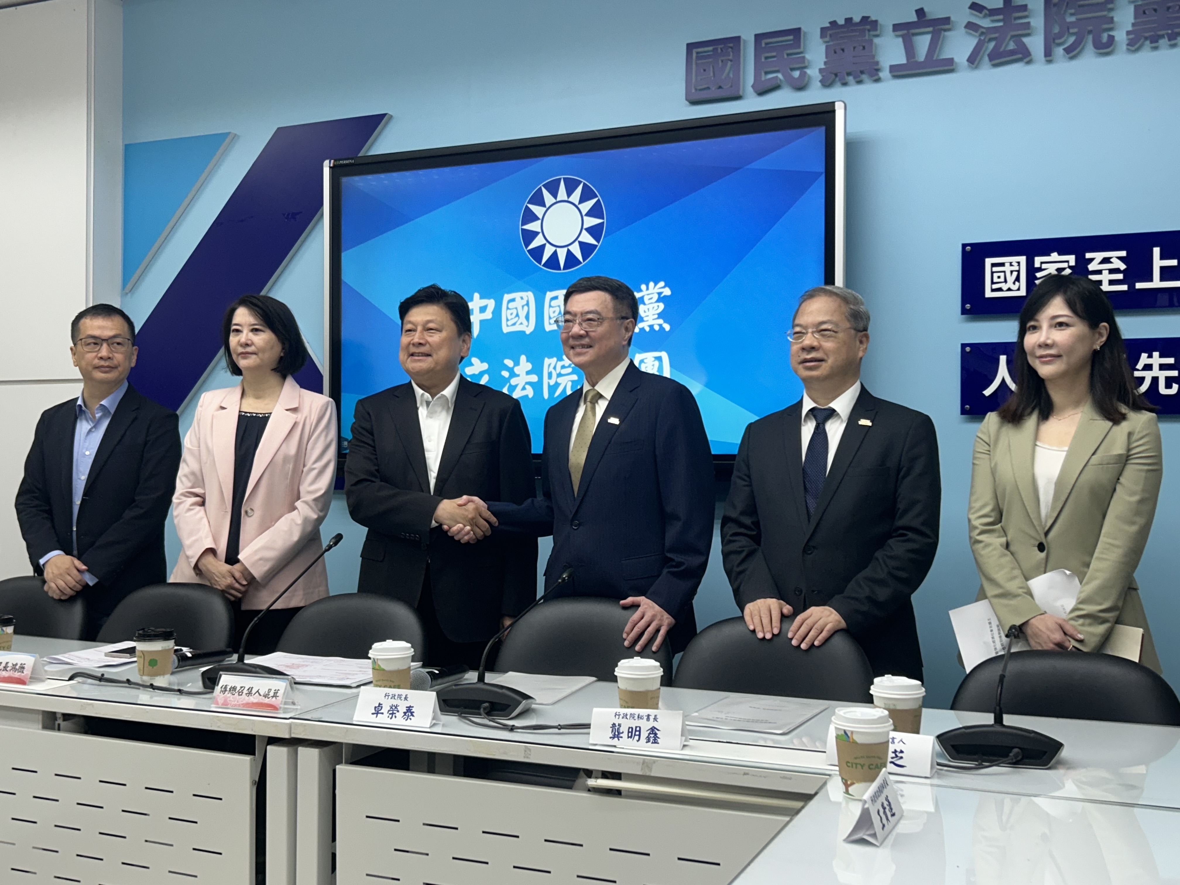 行政院長卓榮泰今天(28日)拜會國民黨團，說明規模新台幣4100億元特別條例草案內容。(趙婉淳 攝)