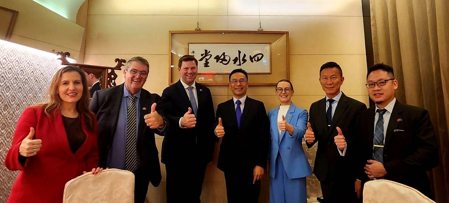 外交部亞東太平洋司司長藍夏禮（右四）偕員代表外交部歡迎澳洲新南威爾斯州議員團訪台。(圖 : 外交部)