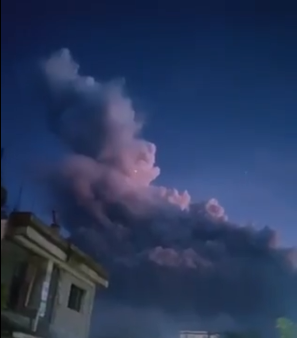 菲律賓布魯珊火山(Bulusan)噴發。(翻攝X平台)