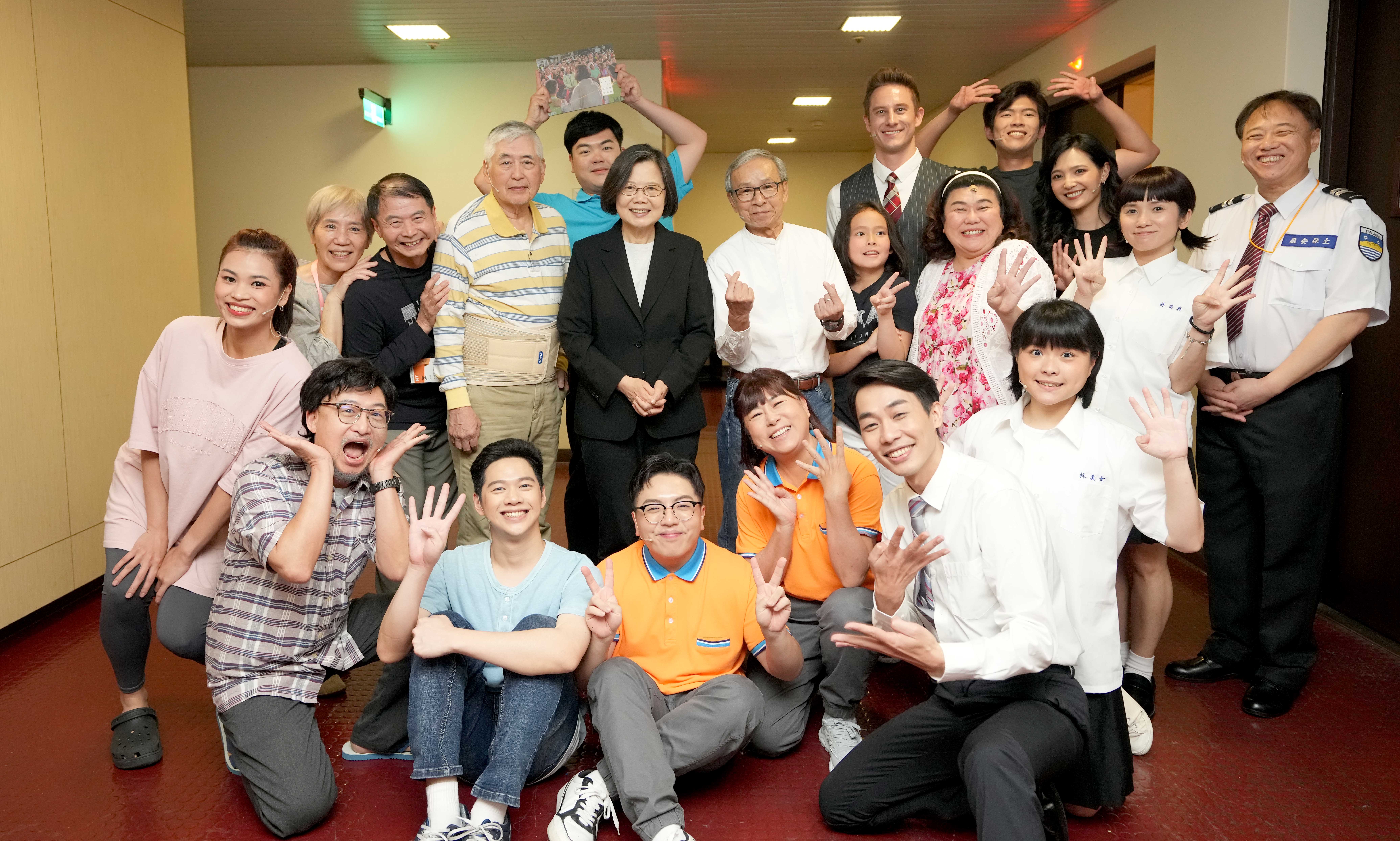 綠光劇團《人間條件四：一樣的月光》原班人馬16年後再度齊聚舞台，26日首演場，不少名人星光蒞臨欣賞，包含前總統蔡英文(中 )，現場一陣騷動。蔡英文演出後也特別到後台和演員們話家常。(綠光劇團提供)