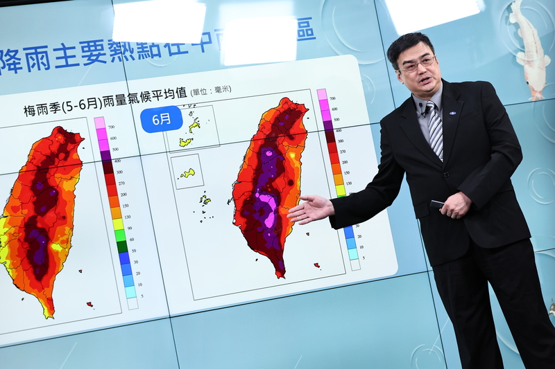 交通部中央氣象署「梅雨季展望」記者會29日在台北舉行，氣象預報中心主任陳怡良說明2025年梅雨季降雨熱點預測。(圖：中央社)
