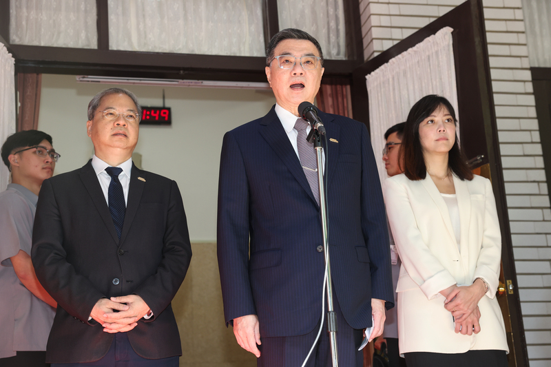 立法院會29日進行施政總質詢，行政院長卓榮泰(中)會前接受媒體聯訪。(圖：中央社)