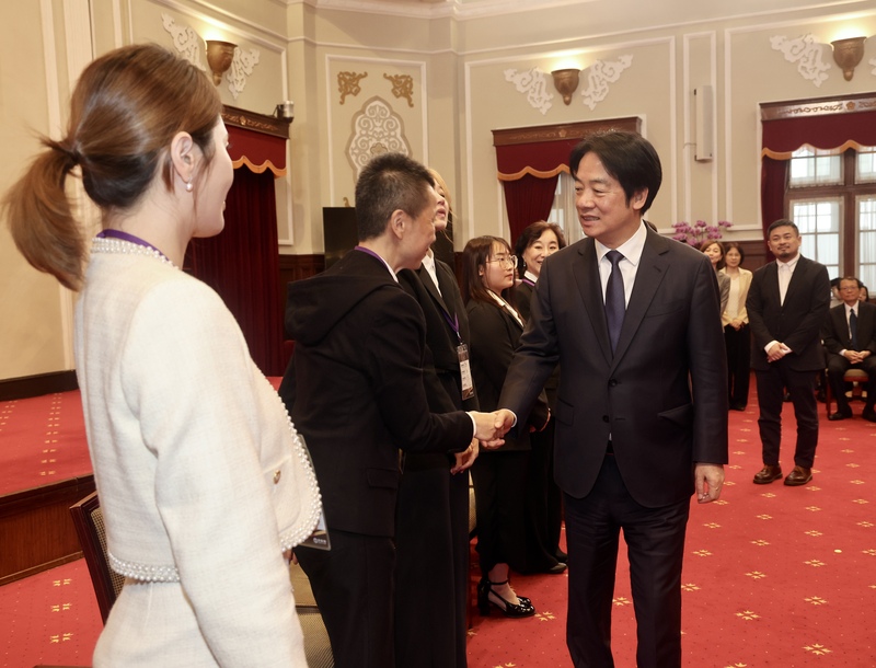 總統賴清德(前右)29日在總統府接見114年全國模範勞工、全國模範移工及其眷屬，對每一位辛苦的勞工朋友表達最崇高的敬意與感謝。(圖：中央社)