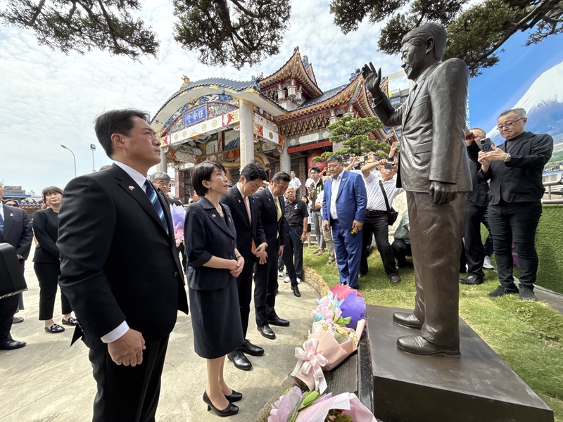 日本自民黨眾議員高市早苗（前左2）29日出席高雄安倍紀念公園揭牌儀式。 (圖：中央社)