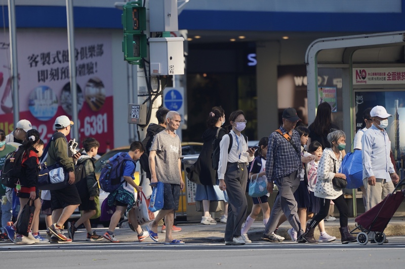 主計總處28日公布2025年最新經濟成長率預測為3.10％，官員認為，客戶端因應美國關稅政策提前備貨效應，所以上半年成長強勁，但下半年動能則轉弱，後續仍要關注關稅談判結果。 (圖：中央社)