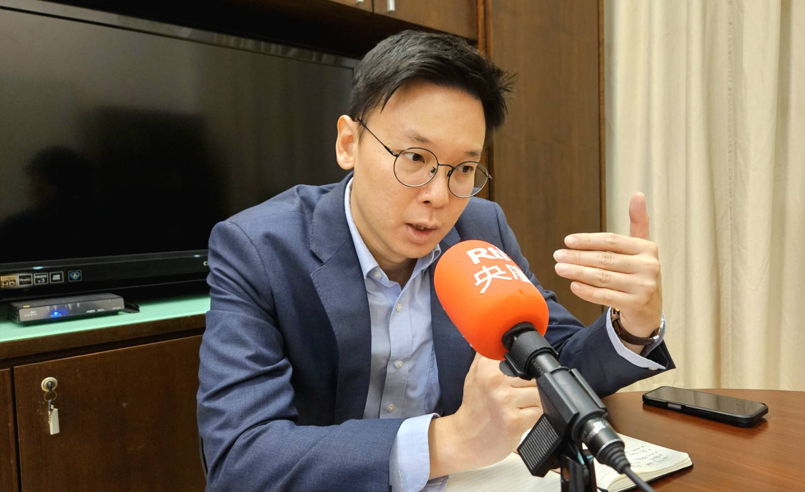 國安會副秘書長林飛帆說明台灣針對「全社會防衛韌性」與各國的交流與合作。(歐陽夢萍 攝)