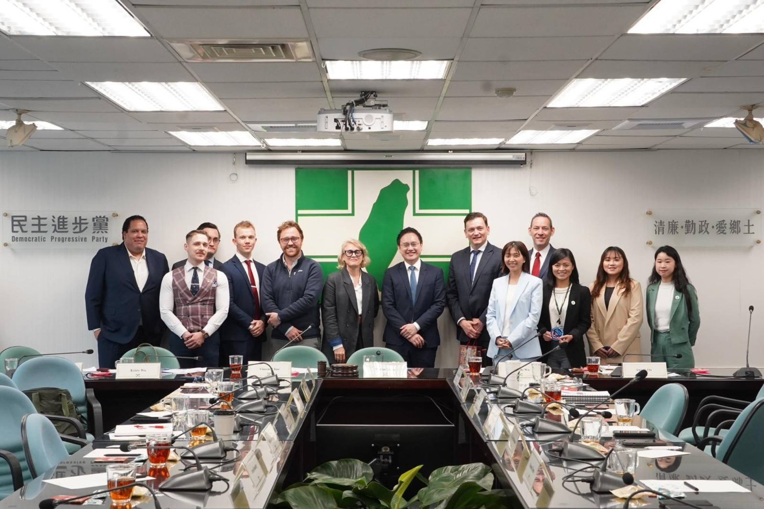 美國智庫「全球安全聯盟(Alliance for Global Security, AGS)」首屆代表團拜訪民進黨中央黨部，聚焦台海安全、民主韌性的討論。(圖：民進黨提供)