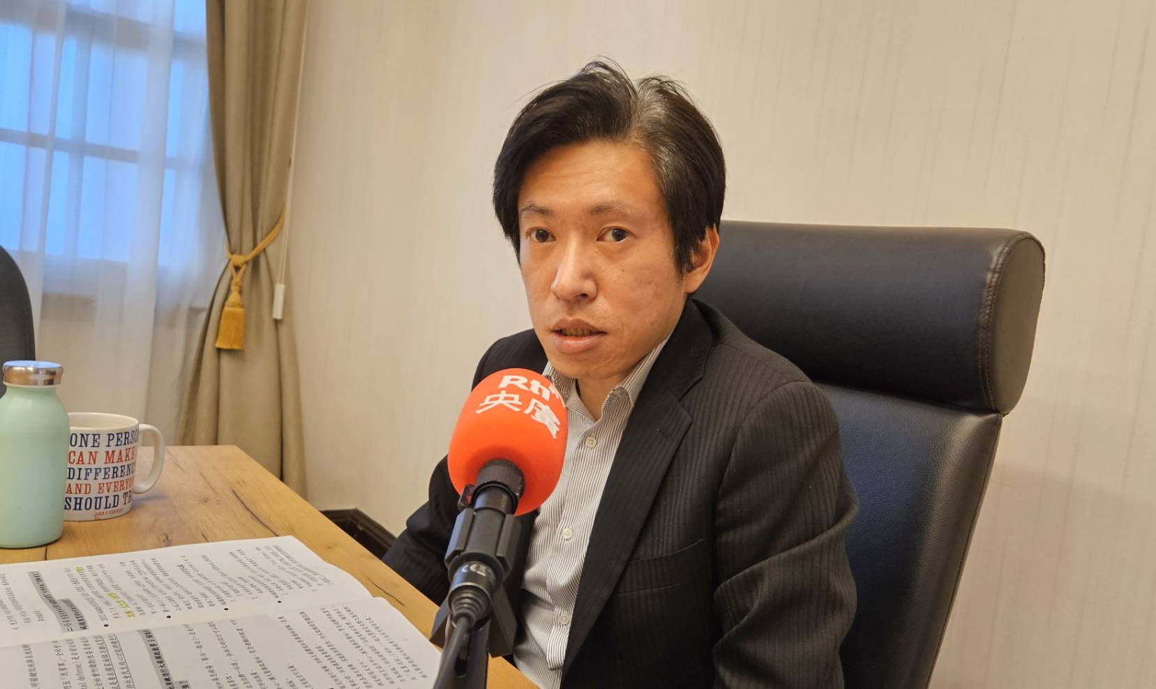 擔任「全社會防衛韌性委員會」副執行秘書的總統府副秘書長張惇涵說明實地演練的優缺點檢討，以及未來努力的目標。(歐陽夢萍 攝)