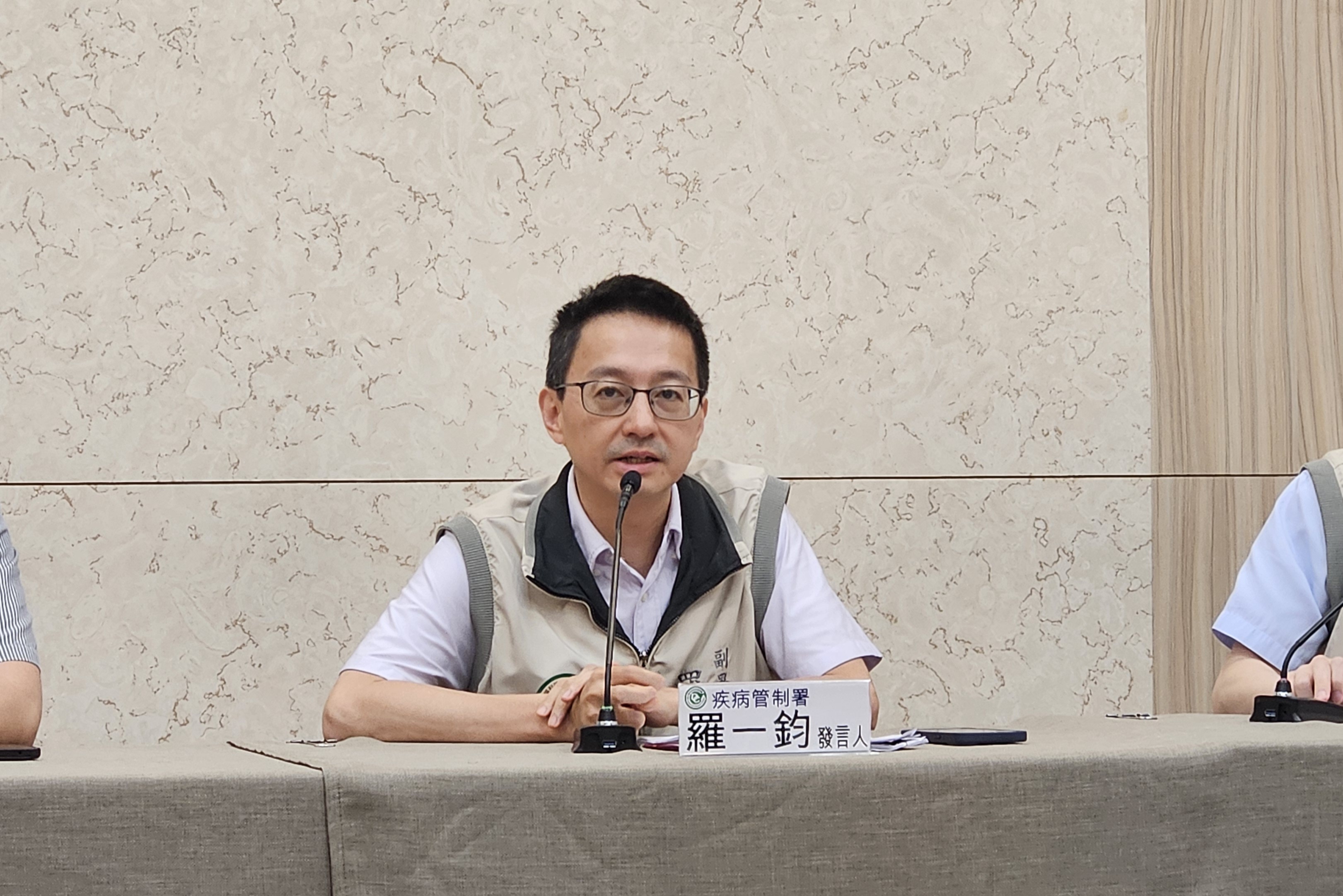 疾管署發言人羅一鈞29日表示，國內新冠疫情進入流行期。(劉品希 攝)