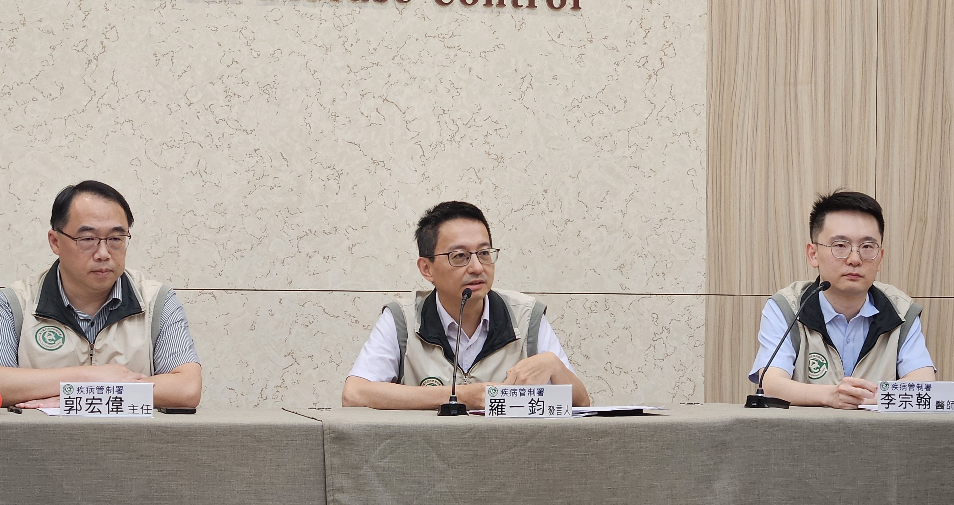 疾管署發言人羅一鈞(中)29日公布，越南境外個案釀我國第五起麻疹群聚案。(劉品希 攝)