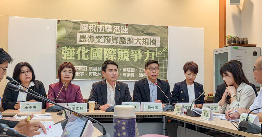 多名民進黨立委今天(30日)聯合召開記者會，認為支持農漁業的180億元預算絕對不夠，必須擴大。(劉玉秋攝)