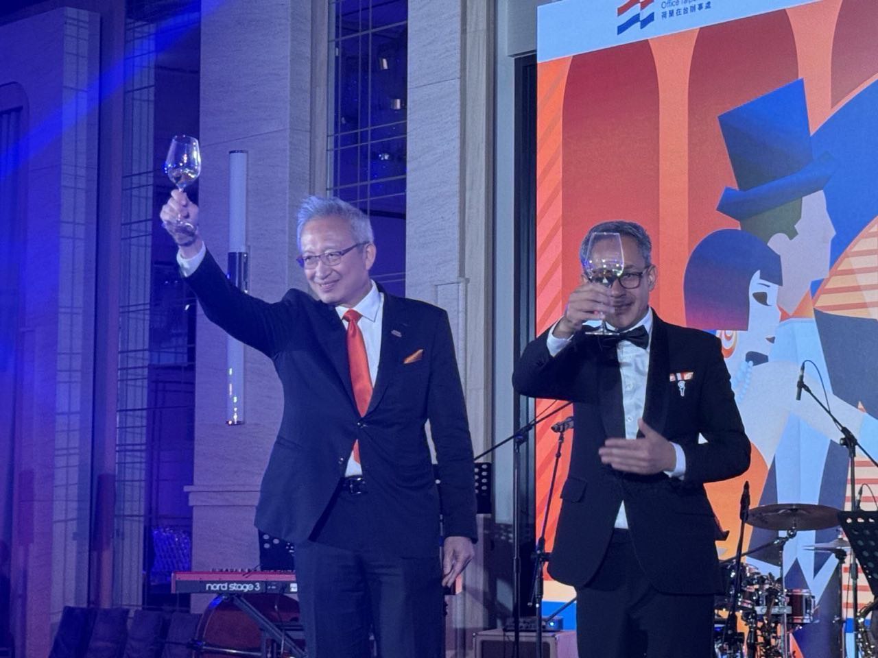 外交部政務次長吳志中(左)與荷蘭駐台代表譚敬南(右)共同舉杯向現場賓客致意。(圖：外交部)