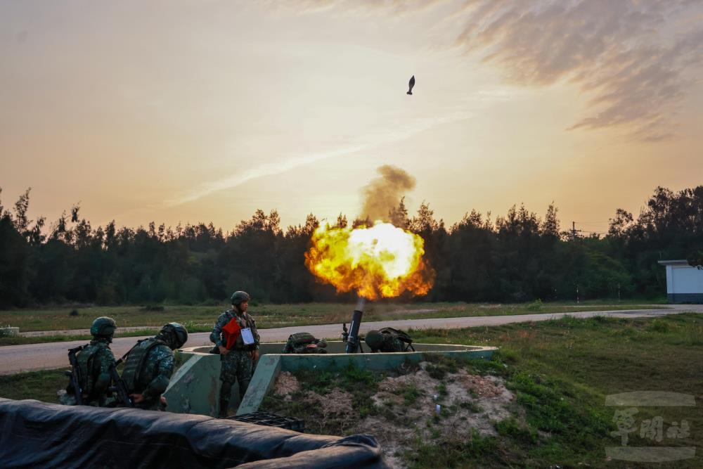 陸軍金防部金門守備大隊120迫擊砲連實施120迫擊砲實彈射擊。(圖：青年日報提供)