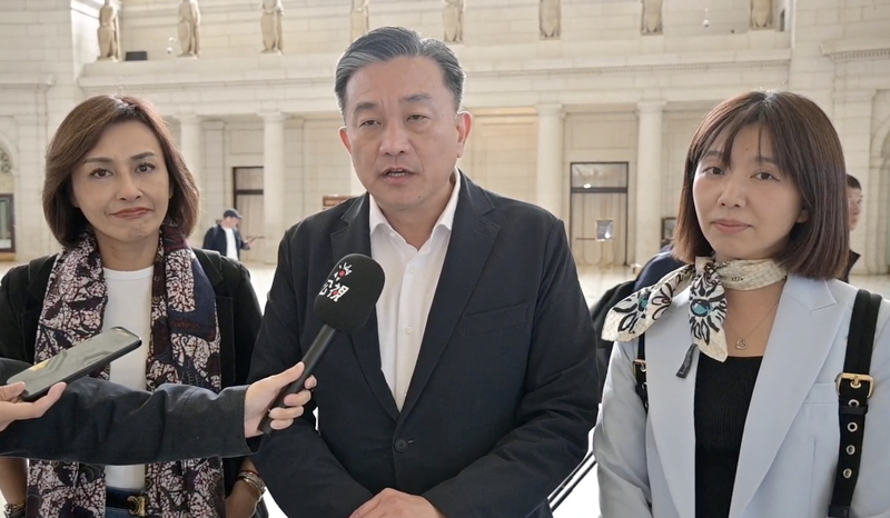 台美國會議員聯誼會組團訪美推動國會交流，民進黨立委王定宇（中）、邱議瑩（左）及張雅琳29日中午抵達華府，於車站受訪。 (圖：中央社)