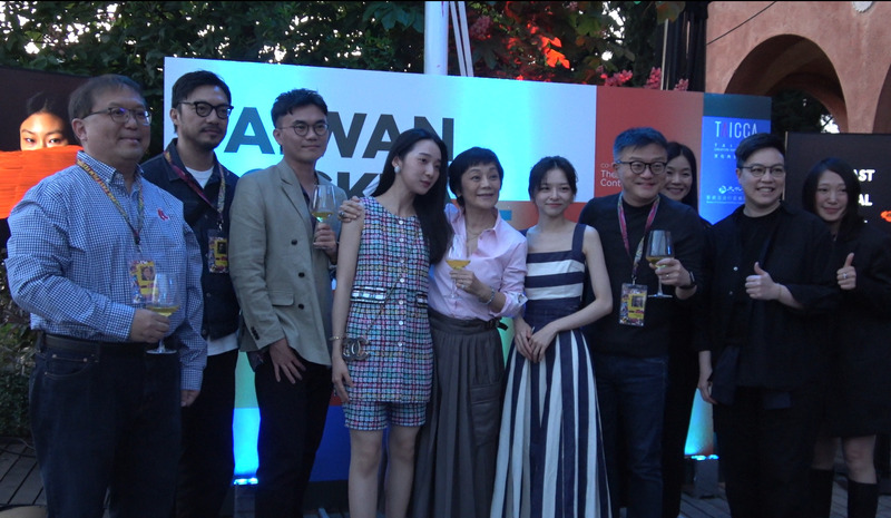 義大利烏迪內遠東影展29日晚間舉行台灣之夜活動，現場星光燦爛，女星張艾嘉（左5）、陳姸霏（左6）、李沐（左4）皆出席。 (圖：中央社)