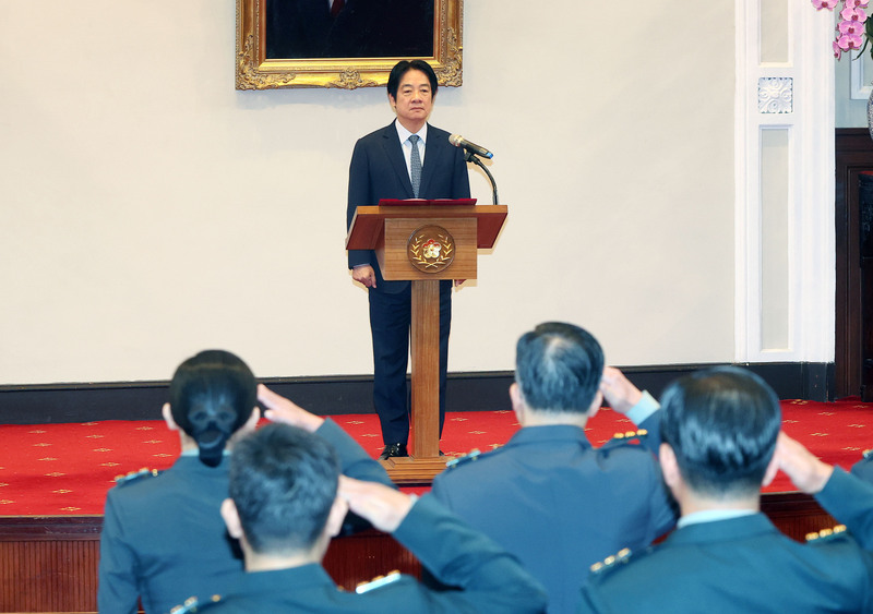 總統賴清德（後中）30日主持「中華民國114年5月份將官晉任授階典禮」表示，中共不斷利用各種滲透行為，意圖竊取台灣的國防機密，破壞國家安全，他希望將軍們落實「保衛國防安全」的核心價值，加強保防安全工作，共同為國家安全築起堅實防線。 (圖：中央社)