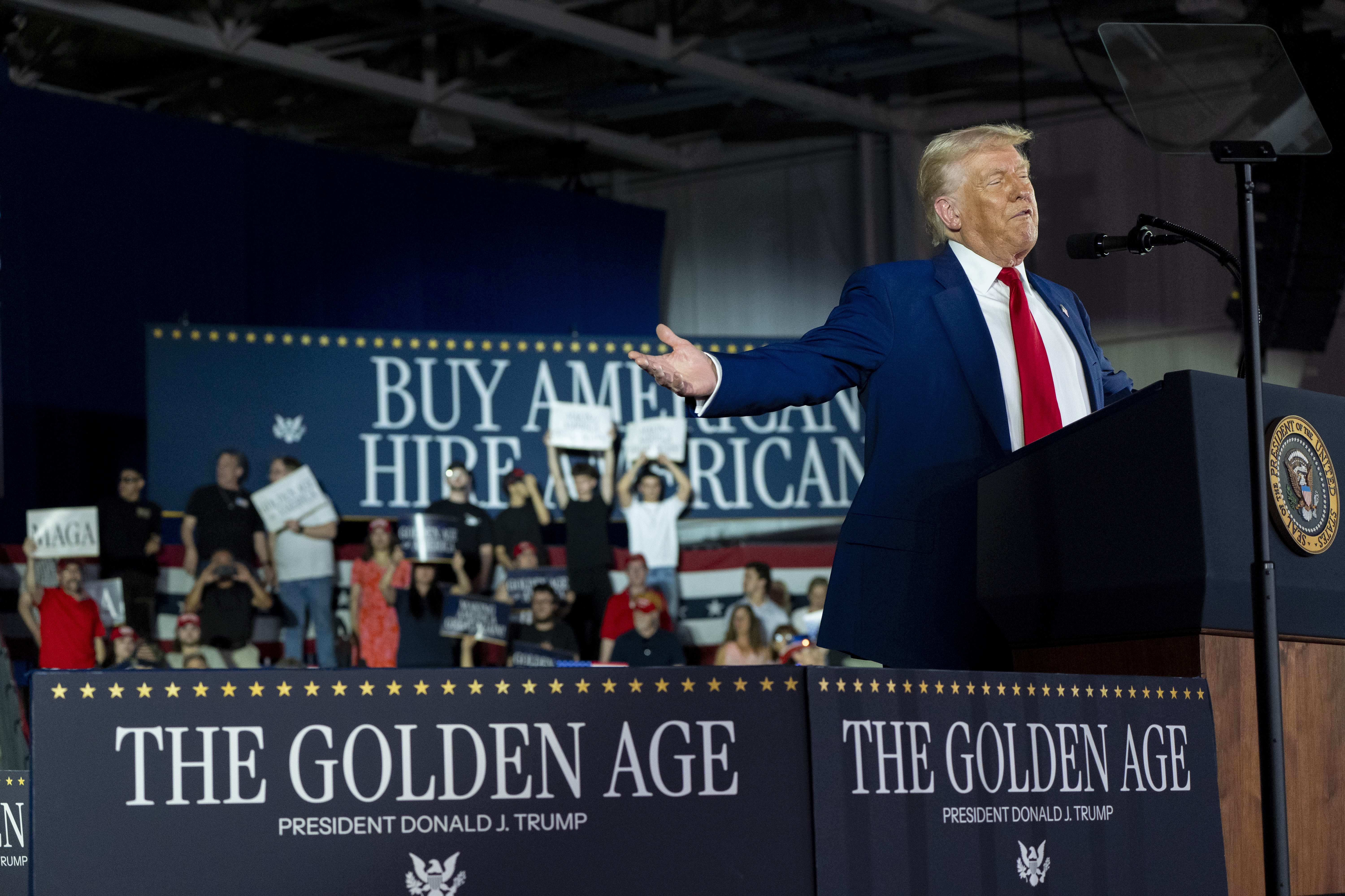 美國總統川普(Donald Trump)上任一百天並在 29日對密西根州沃倫市(Warren)的群眾面前發表演說。(美聯社/達志影像)