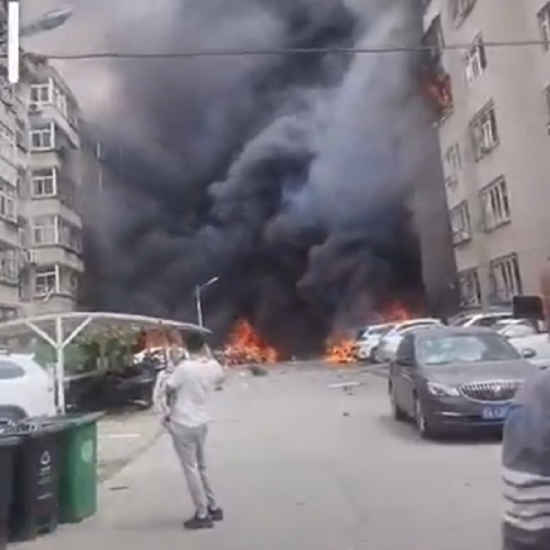 中國山西省太原市一處住宅區30日發生爆炸，造成至少17人受傷，現場濃煙滾滾，附近建築物的玻璃也被震碎。(X@whyyoutouzhele)