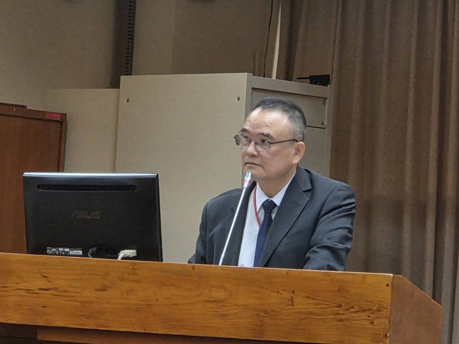 西班牙、葡萄牙近日發生大規模停電，故宮院長蕭宗煌30日在立法院教委會上回應立委詢問時表示，若台灣也發生大停電，故宮備用電源可撐22小時。(江昭倫 攝)