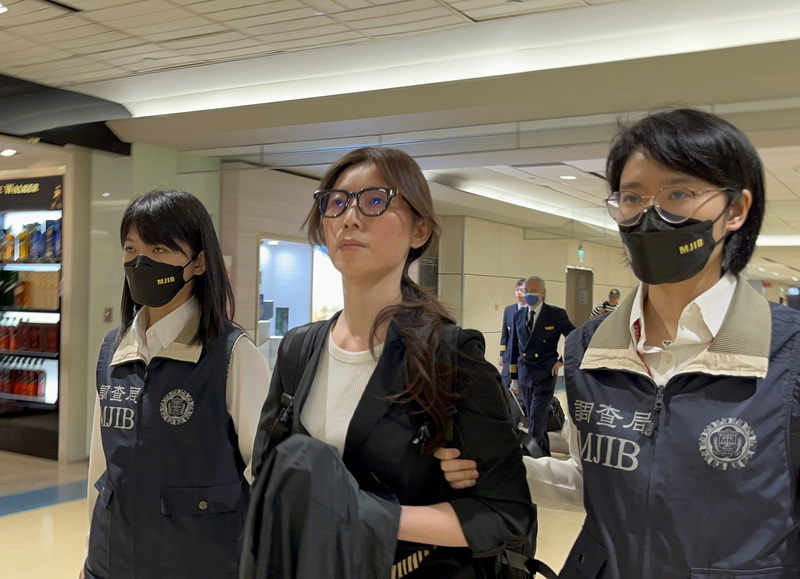 網紅貴婦奈奈（本名蘇陳端）（前中）涉嫌詐欺，潛逃到加拿大遭通緝，她1日搭機抵台，面對媒體提問全程不發一語，離開機場後即坐上調查局車輛離開。 (圖：中央社)