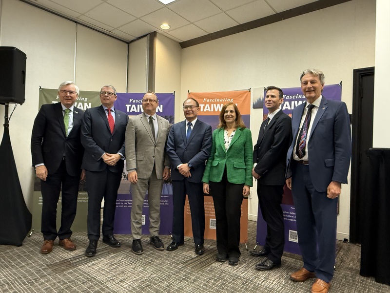 加拿大智庫麥唐納-勞里埃研究所（MLI）與駐加拿大代表處合辦「重新思考『一個中國』政策」研討會。駐加代表曾厚仁（中）與葛來儀（Bonnie Glaser，右3）等眾學者專家合影。 (圖：中央社)