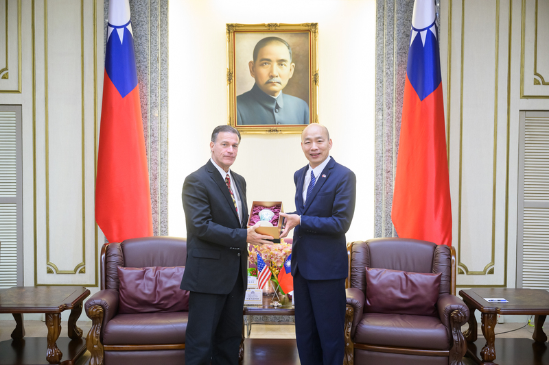 立法院長韓國瑜（右）1日接見前美軍印太司令阿基里諾（左）時表示，立法院朝野黨團一致支持強化國防預算，期盼台美攜手合作，共同維護印太地區的和平與安全。(圖：中央社)