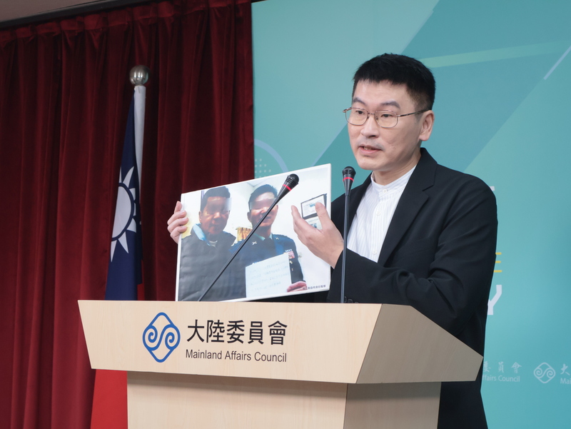 陸委會副主委兼發言人梁文傑表示，前陸軍上校向德恩被中共吸收，簽署投降承諾書，還有收賄中共資金行為，不過由於他是組織參與者，不是組織發起者，法院用違背職務收賄罪判刑。(圖：中央社)