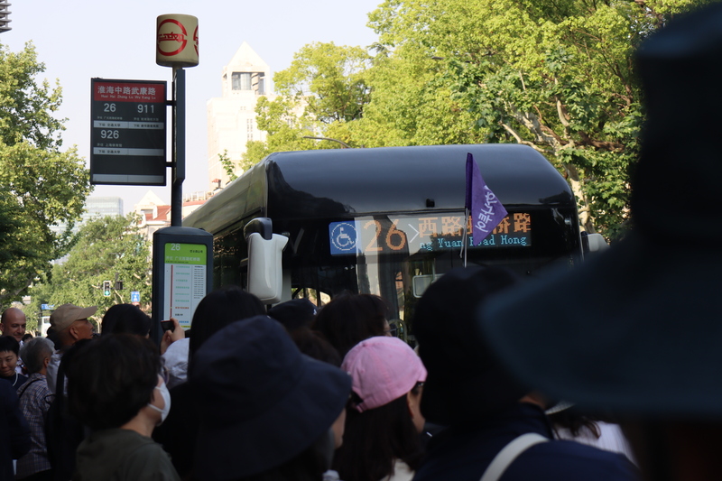 1日到5日的長假期間，上海口岸出入境客流總量預計年增3成。中國去年以來單方面開放免入境簽證，盼以此促進消費，韓國客明顯增多。圖中有導遊拿著韓語旗幟在上海市區帶團員走逛。(圖：中央社)