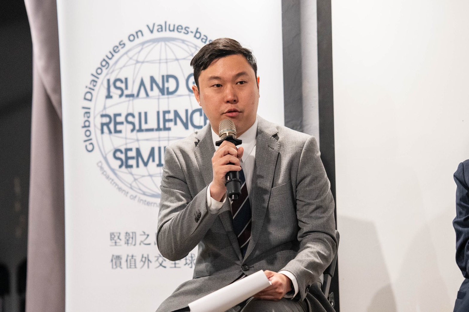 總統府發言人李問強調，總統提出強化國安的措施並不是挑釁，就如同房子安裝警鈴系統，不能說警鈴系統是在挑釁竊賊，這是確保國家安全不受侵害。(圖：民進黨提供)