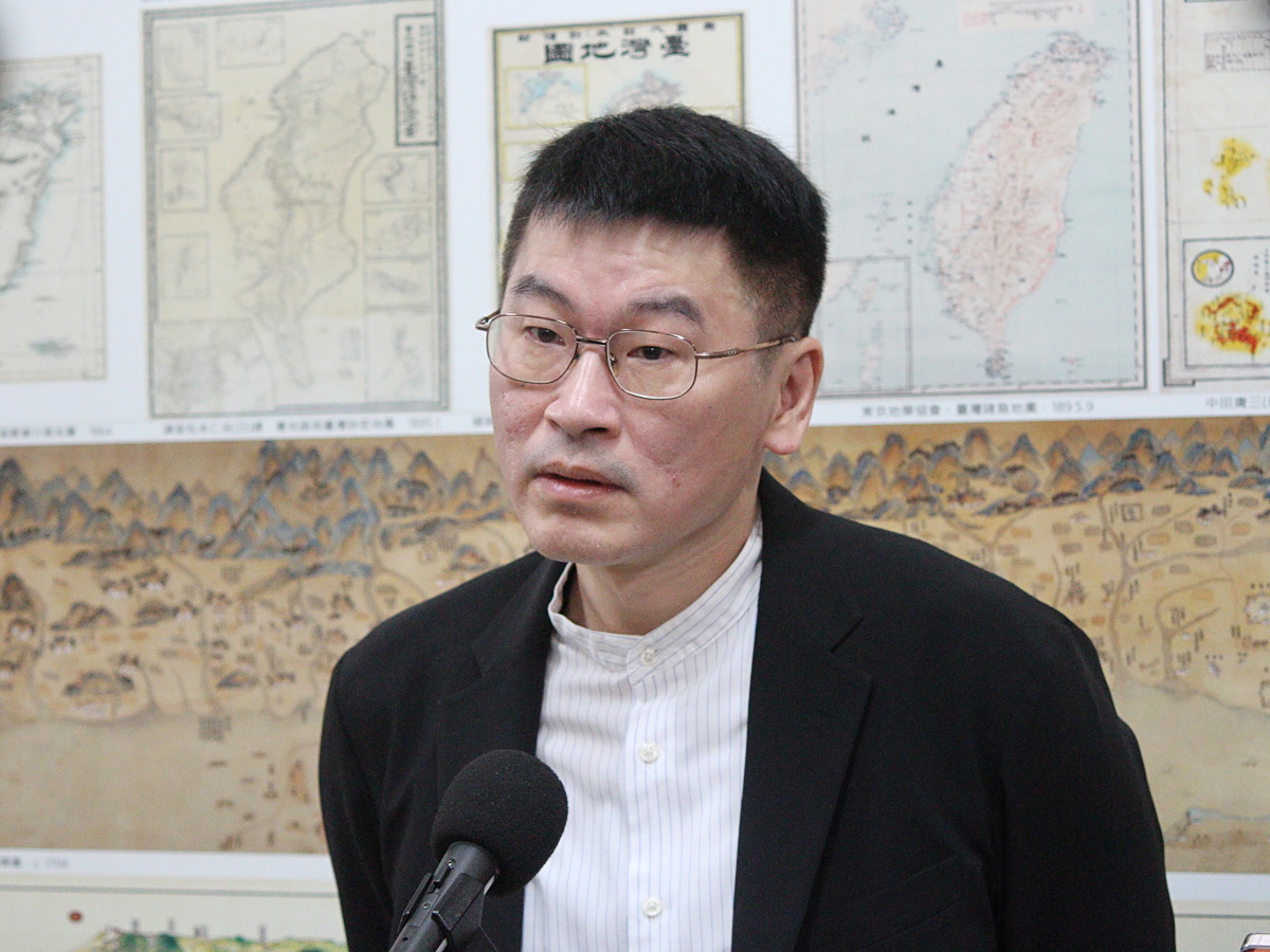 立法院內政委員會1日審查多位民進黨立委提出的國家安全法修正草案，陸委會副主委梁文傑列席並於會前受訪 (央廣記者王照坤 攝)