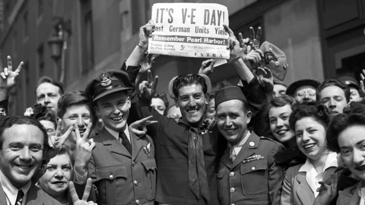圖為1945年倫敦的群眾慶祝5月8日勝利日(V Day)。(資料照/Alamy, World History Archive)