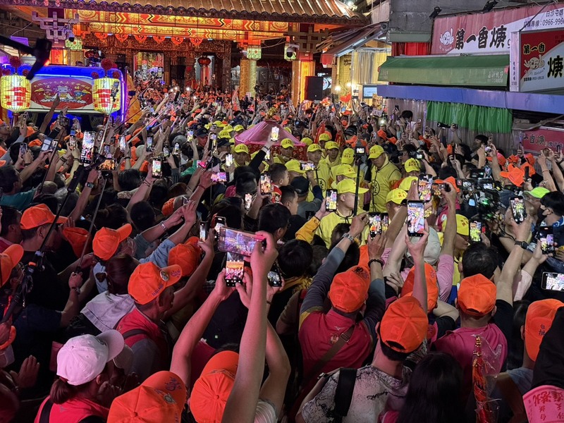 苗栗縣通霄鎮白沙屯拱天宮媽祖徒步往雲林朝天宮進香之旅，2日凌晨起駕出發，今年報名人數高達近33萬人，數十萬香燈腳擠爆白沙屯，緊跟「粉紅超跑」乘著夜色出發。 (圖：中央社)