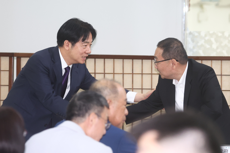 因應美國對等關稅衝擊，總統賴清德(左_2日到經濟部新北產業園區服務中心與業者座談，會中與新北市長侯友宜(右)握手致意。 (圖：中央社)
