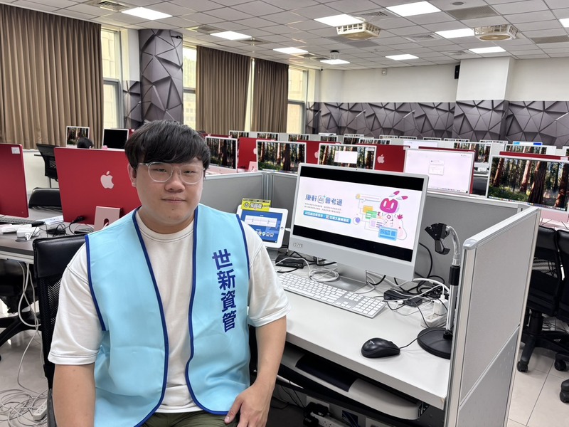 世新大學資訊管理系研究生余兆凱（圖）等人攜手康軒文教推出「康軒AI會考通」，結合AI技術分析國中教育會考趨勢且能自動生成模擬試題，協助考生備戰。(圖：中央社)