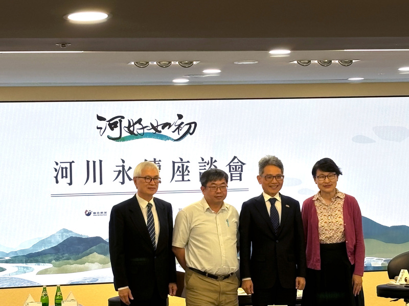 經濟部次長賴建信（右2）2日出席「河好如初─河川永續座談會」政策座談，未來面對水旱災等挑戰，呼籲大家要放棄本位主義，回歸科學理性思考問題、攜手同行。(圖：中央社)