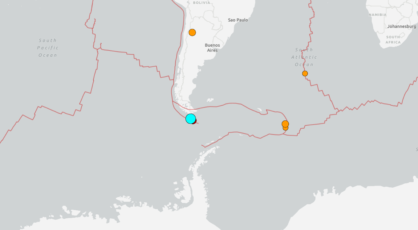 美國地質調查所指出，南美洲南端合恩角(Cape Horn)和南極洲之間的德雷克海峽(Drake Passage)今天(2日)稍早發生了規模7.4地震。圖中藍點為震央。(圖擷取自United States Geological Survey)
