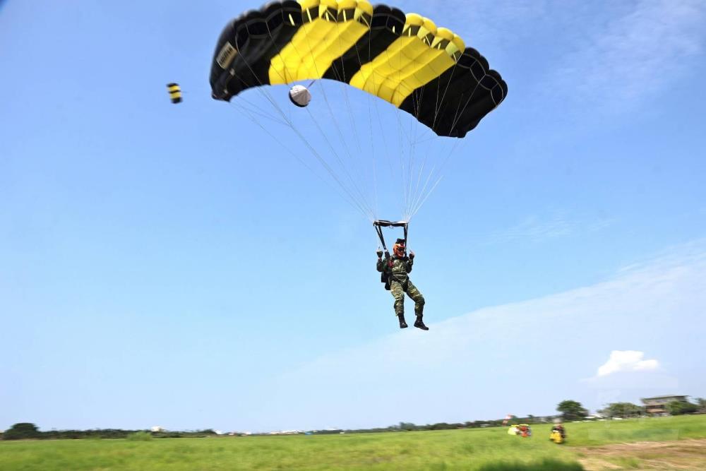 傘教組教官在1萬呎高度進行高空跳傘，並以優異技巧定點著陸。(圖：青年日報)